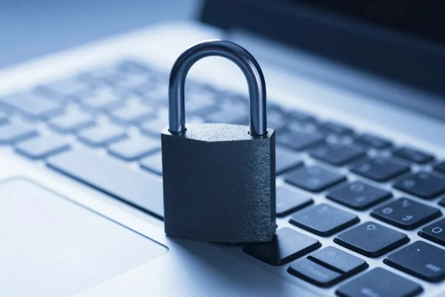 Μεταλλικό λουκέτο πάνω σε πληκτρολόγιο laptop - έννοια κυβερνοασφάλειας